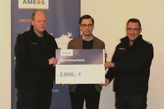 Stadtwehrführer Alexander Wengelewski (re.) und sein Stellvertreter Sebastian Papke (lks.) nehmen den symbolischen Scheck vom Regionalgeschäftsführer Ameos Nord, Stephan Freitag (Mitte), entgegen.