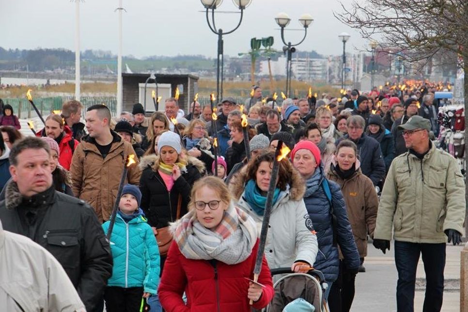 Der Fackelmarsch vom Seebrückenvorplatz zum Nordstrand startet um 18 Uhr.