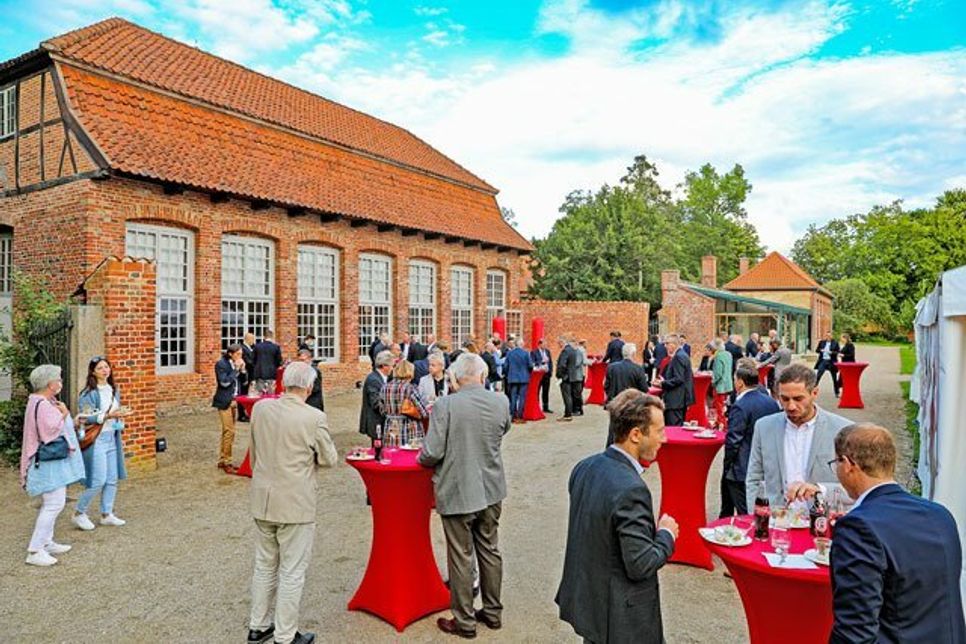 Im Anschluss an die Reden tauschten sich Unternehmer:innen und Vertreter:innen der Politik bei bestem Wetter, Speis und Trank im Küchengarten vor der Orangerie aus