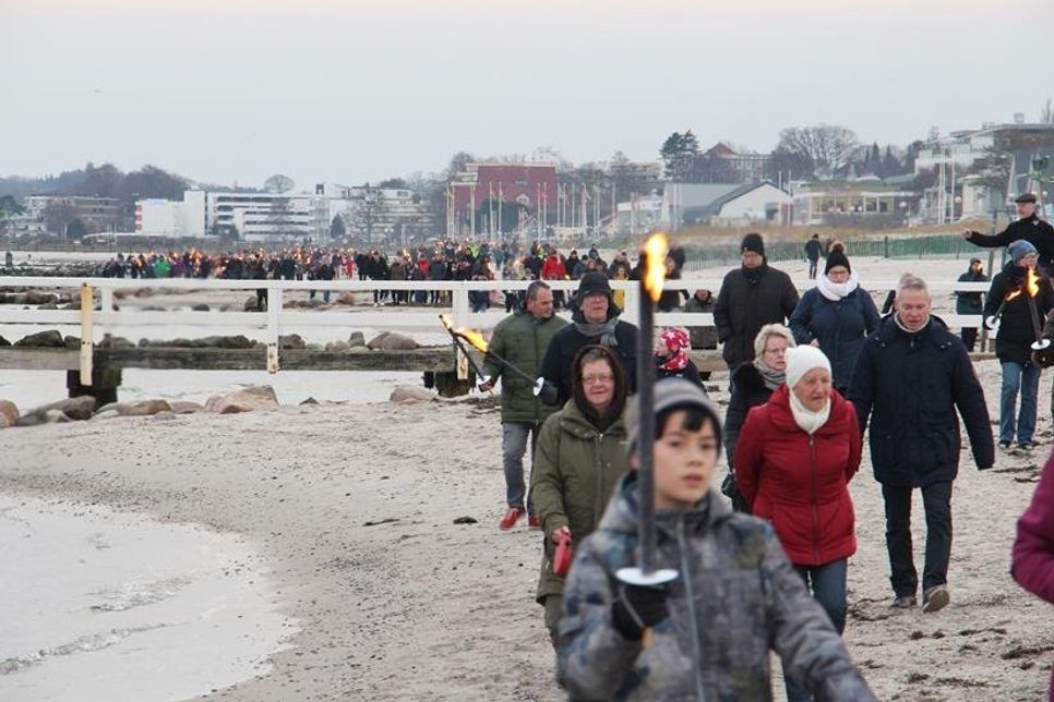 Mit 500 Fackeln entlang am Strand ...