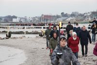Mit 500 Fackeln entlang am Strand ...