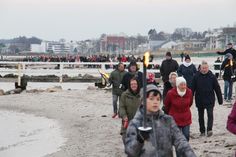 Mit 500 Fackeln entlang am Strand ...