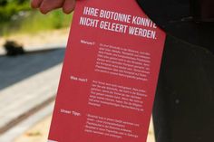 Die rote Karte ist ein Zeichen für zu viele Störstoffe. Grün, Gelb, Rot: Durch Tonnenanhänger als Ampelsystem erhalten die Bürger*innen direkte Rückmeldung über den Stand der korrekten Befüllung mit Hinweisen, was zu tun ist.  Die rote Karte bedeutet, dass die Tonne nicht geleert werden konnte. Der Grund: Zu viele Störstoffe. (Foto: schweitzer media gmbh)