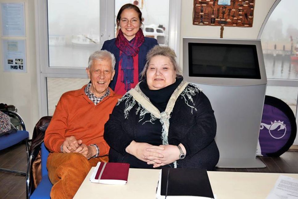 Bürgermeisterin Hatice Kara (Mitte) mit Dr. Helmut Quitmann und Marion Prüß, die beide wiedergewählt wurden. (Foto: hfr)