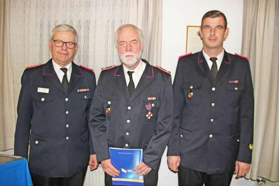 Kai Fischer, Andreas Kortz (wurde mit dem Schleswig-Holsteinischen Feuerwehr-Ehrenkreuz in Bronze ausgezeichnet) und Ortswehrführer Alexander Bendt