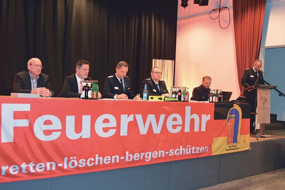Hörten sich in ihrer Funktion als Versammlungsleitung die Jahresberichte aus den Abteilungen an (hier von Fabian Fuhrmann, r.): Ratekaus Ordnungsamtschef Heiko Laskowsky, Bürgermeister Thomas Keller, Gemeindewehrführer Christian Ziemann, Dennis Puls, Beisitzer des KFV, und Schriftführer Alexander Kühn.
