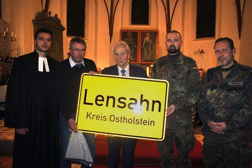 Das Ortsschild von Lensahn geht mit nach Afghanistan. Pastor Hans Hillmann, Bürgermeister Klaus Winter und Bürgervorsteher Rolf Schröder überreichten es an Kompaniechef Jan Lübke und Stabsfeldwebel Steffen Hamann (v. lks.)