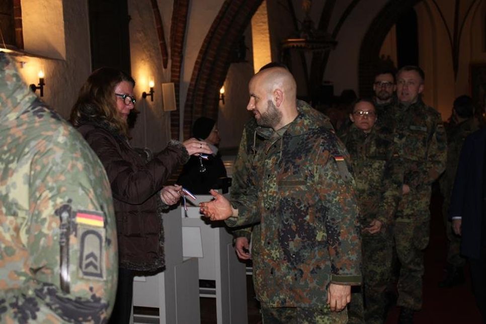 Zum Abschied bekamen die Soldaten einen symbolischen Schutzengel überreicht.