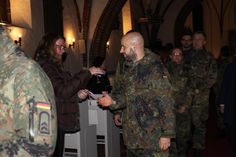 Zum Abschied bekamen die Soldaten einen symbolischen Schutzengel überreicht.
