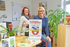 Die Mitarbeiter im Preetzer Tourismusbüro des Vereins Schusterstadt (v. l.) Jill-Tatjana Gibson und Ruth Fischer werben für die kleinen Moosgummi-Fische als Lose für die Gewinnziehung am kommenden Sonntag.    Foto: Schneider