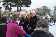 Ein Paar in prunkvollen Gewändern sorgte für gute Laune auf der Eislaufbahn.