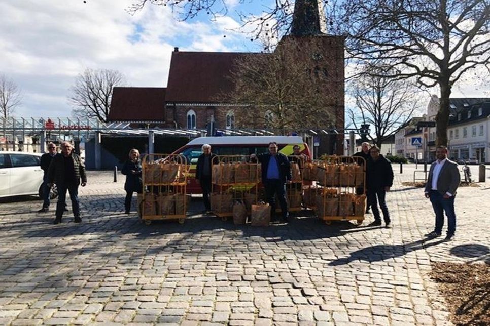 Zu Ostern wurden viele Pakete gepackt und von den Supermärkten und Spendern zur weiteren Verteilung an die Tafelmitarbeiter übergeben.
