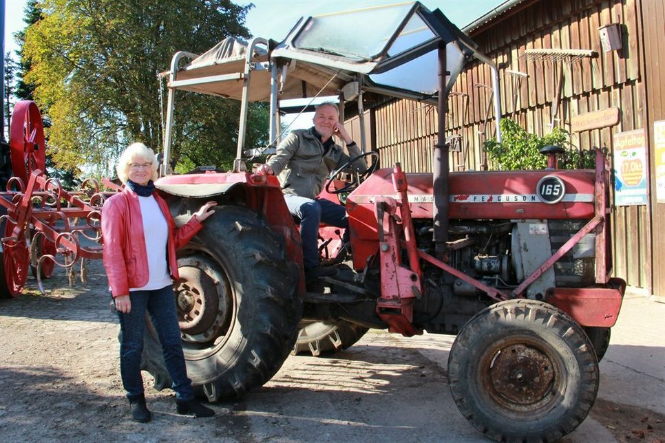 Lilo Gosch freut sich, dass das Erbstück in gute Hände gekommen ist, Eckhard Schulte-Kersmecke über die Wertschätzung gegenüber dem Museumshof und einen neuen Traktor.