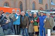 Anstoßen auf den Ruhestand: Die Betreiber der Wochenmarktstände ließen es sich nicht nehmen, sich persönlich von „ihrem“ langjährigen Marktmeister zu verabschieden.