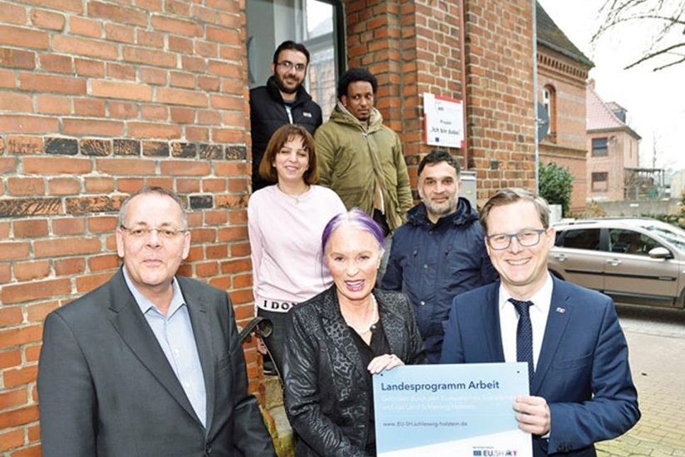 (V. l.) Michael Westerwald, Geschäftsführer des Jobcenters im Kreis Plön, Dr. Dagmar Bez, Geschäftsführerin der AWO Bildung und Arbeit, Dr. Thilo Rohlfs, Arbeitsstaatssekretär.