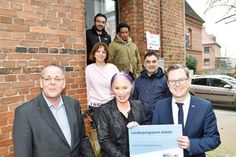 (V. l.) Michael Westerwald, Geschäftsführer des Jobcenters im Kreis Plön, Dr. Dagmar Bez, Geschäftsführerin der AWO Bildung und Arbeit, Dr. Thilo Rohlfs, Arbeitsstaatssekretär.