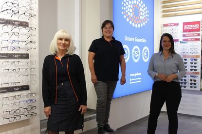 Filialleiterin und Optikermeisterin Anja Zielinski-Kopf (Mi.) mit den erfahrenen Augenoptikerinnen Mona-Petra Hohberg (lks.) und Jessica Frick.