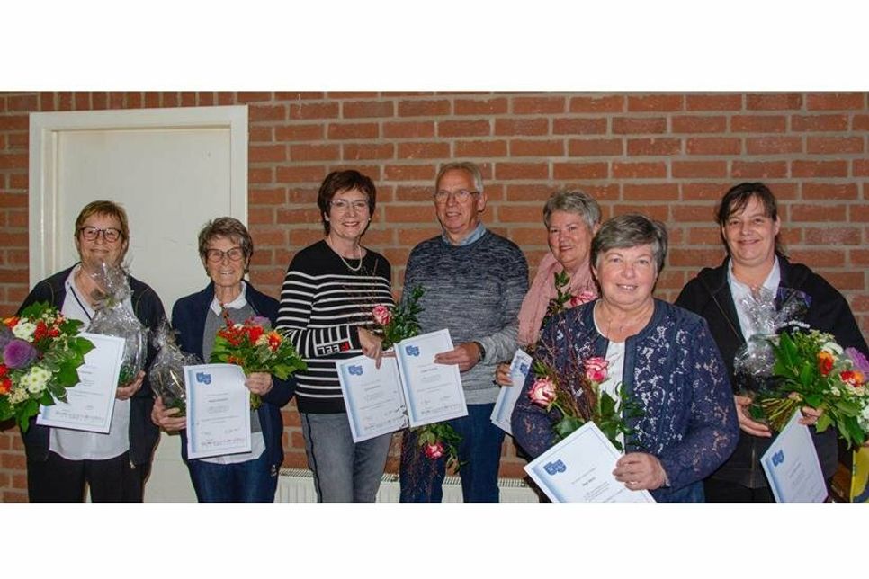 Ehrungen bei den Ostseekrabben: Ulla Borchert, Regina Skopyrla, Ursula Rosburg, Holger Rosburg, Renate Wietstock, Elke Beck und Tanja Bednarzik (v. lks.).