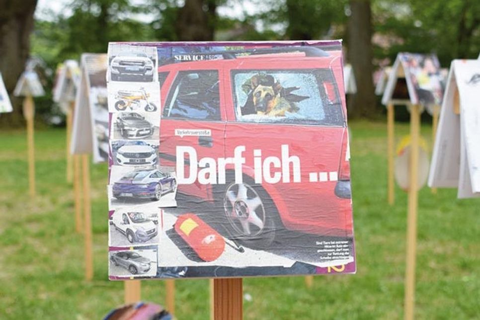 Jeder der 300 Holzpfähle trägt eine von Kindern gemalte Sonne und ein mit Collagetechnik gestaltetem Buch als Dach,  versehen mit einer Botschaft