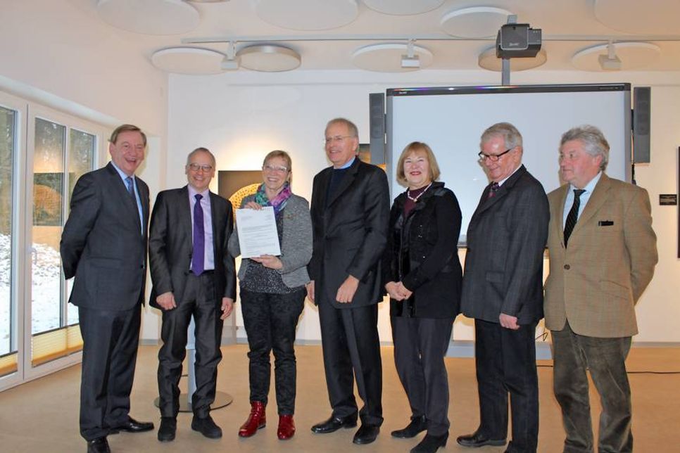 Übergabe des Fördermittelbescheides der Ministerin an Landrat Reinhard Sager (Mitte).