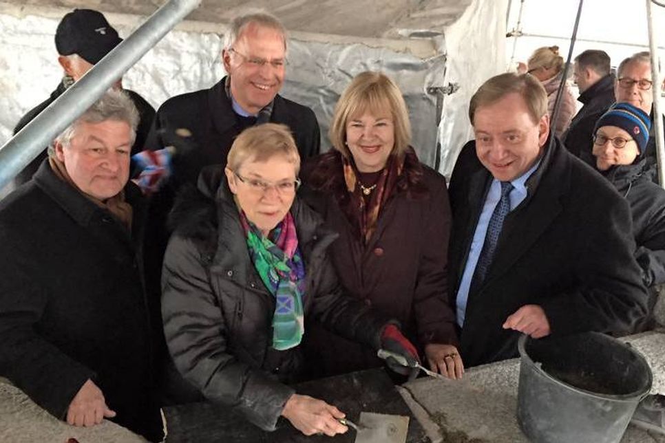 Dr. Michael Paarmann, Reinhard Sager, Anke Spoorendonk, Bettina Hagedorn und Ingo Gädechens (v. lks.) beim symbolischen Verfugen auf der Turmspitze.