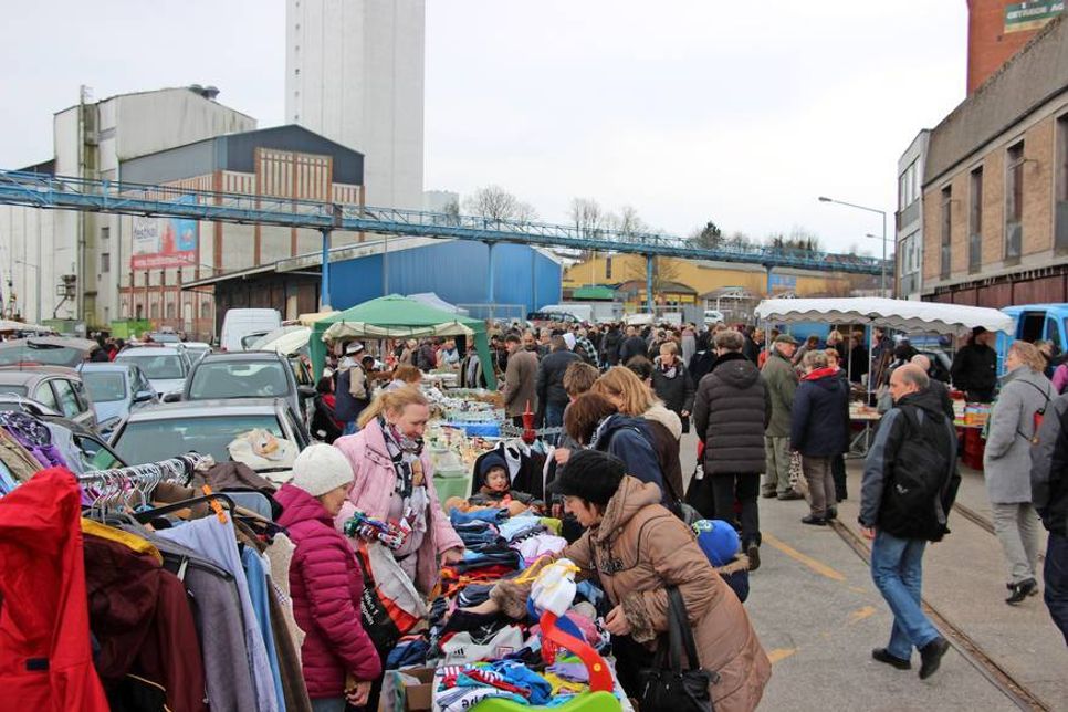 Auch der Hafen-Flohmarkt am Ostermontag lockte mit vielen interessanten Ständen zahlreiche Schnäppchenjäger an.