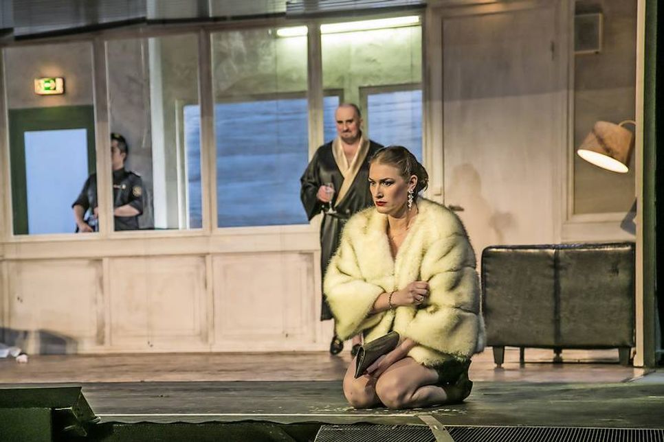 Neustadt. Am Donnerstag, dem 30. März fährt der Theaterbus ab Kabelhorst über Grömitz und Neustadt nach Lübeck - auf dem Programm steht das Melodrama „Tosca“, von Giacomo Puccini. Die Vorstellung beginnt um 18 Uhr im Großen Haus. Wer an der Theaterfahrt teilnehmen möchte, meldet sich bitte bis zum 2. März bei den örtlichen Ansprechpartnern an. Für Kabelhorst bei Sigrid Grund unter Tel. 04363/3841, für Grömitz und Neustadt bei Gutta Nehring-Ansohn unter Tel. 04562/22820. (red)