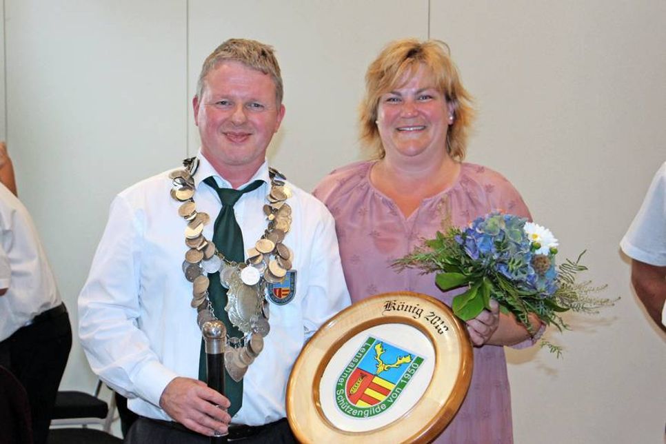 Der frisch gekürte Gildekönig Sönke Schöning mit seiner Königin Mirka Schöning.