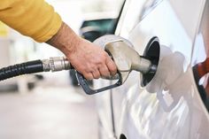 Wer sein Auto volltanken möchte, zahlt schnell einen dreistelligen Betrag. (Foto: Pixabay/Engin_Akyurt)