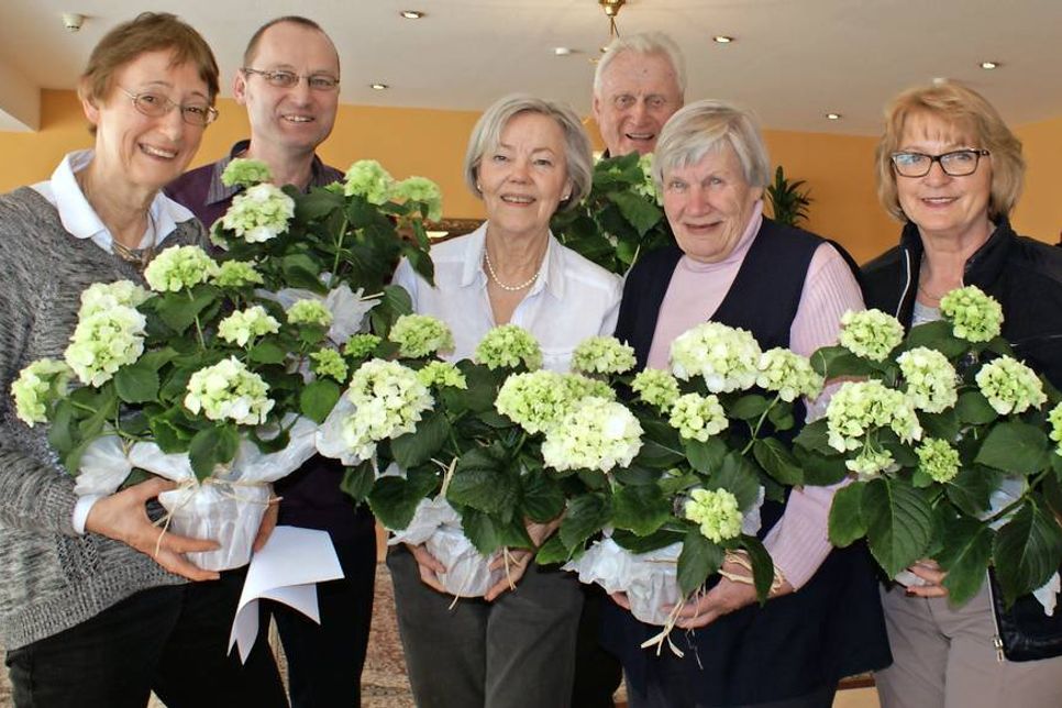 Drei Siegerpaare: Clubmeister Elke Danielzick/Ilse Hagge (mi) mit Ursula Rieger-Kasten/Kai-Uwe Hoehne (lks.) sowie Margarita Gollmer/Uwe Hoehne.
