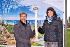 Timmendorfer Strands Tourismuschef Joachim Nitz und Marketingleiter Silke Szymoniak freuen sich auf den höchsten, mobilen Aussichtsdrehturm der Welt, der ab 2. Juli für drei Wochen neben dem „Alten Rathaus“ stehen wird. Im Hintergrund sieht man, wie die Aussicht ungefähr sein wird.