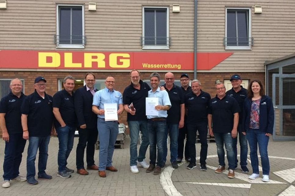 Klaus Stüllenberg (Mitte) wurde vom stellvertretenden Werkleiter Stephan Reil (Tourismus-Service Neustadt) und von Klaus Holger Hecken (Einsatzleiter Küste Schleswig-Holstein) für seine 30-jährige ehrenamtliche Tätigkeit für die DLRG geehrt.