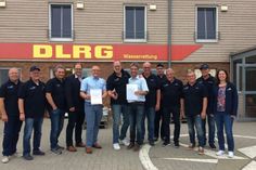 Klaus Stüllenberg (Mitte) wurde vom stellvertretenden Werkleiter Stephan Reil (Tourismus-Service Neustadt) und von Klaus Holger Hecken (Einsatzleiter Küste Schleswig-Holstein) für seine 30-jährige ehrenamtliche Tätigkeit für die DLRG geehrt.