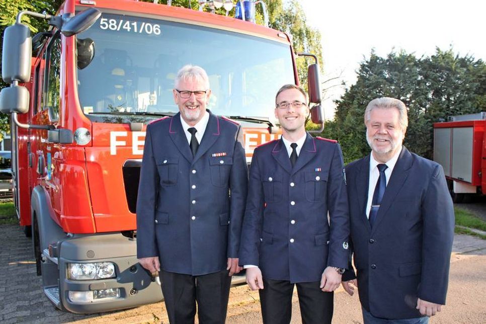 Gemeindewehrführer Kai-Wilhelm Garken und sein Stellvertreter Torben Kurth mit Schashagens Bürgermeister Rainer Holtz (v. lks.).