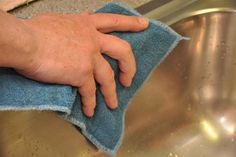Kostenlose Anleitungen und viele Tipps bietet das SeniorenSicherheitsPaket der DSH. Es kann hier bestellt werden: https://das-sichere-haus.de/broschueren/sicher-alt-werden.