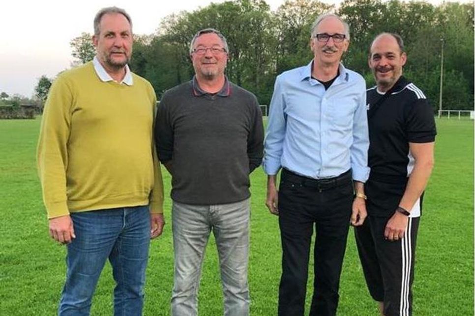 Die Vorstandsvorsitzenden aus Cismar, Kellenhusen und Dahme mit dem neuen Wappen der Jugendmannschaften, von links: 1. Vorsitzender Burkhard Glaser (SC Cismar), 1. Vorsitzender Ernest Rduch (SC Kellenhusen), 2. Vorsitzender Bernd Heuer (SC Cismar), 1. Vorsitzender Andrew Bednarzik (TSV Dahme).