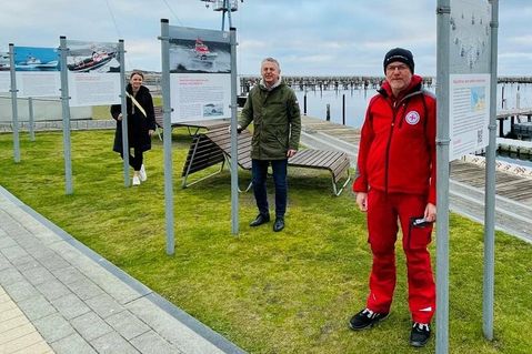 Vormann Markus Davids mit Betriebsleiter Manfred Wohnrade und Marketing-Leiterin Jacqueline Schumacher vom TSG (v. re.) an den neuen Infoschildern im Yachthafen.