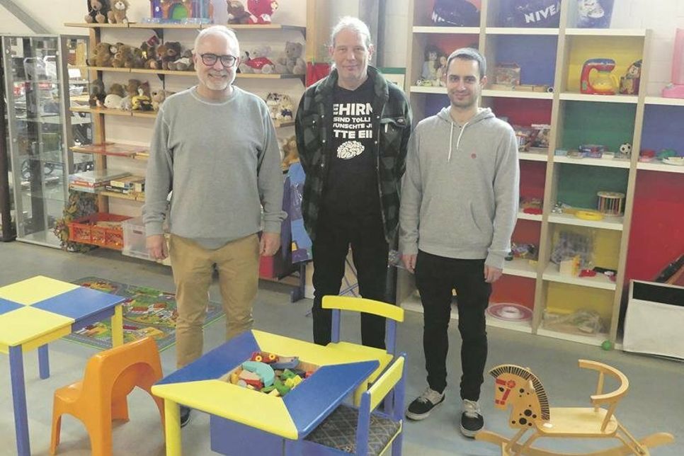 Lennart Gast, Sven Reiner und Azubi Heiko Simmerkus freuen sich über Spenden für die Kinderecke und ehrenamtliche Unterstützung im ganzen Haus.