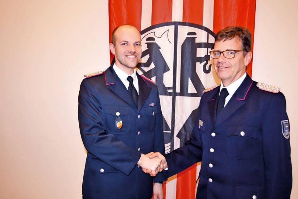 Der stellvertretende Kreiswehrführer Michael Hasselmann (r.) gratulierte Benny Wendt zur Wahl. (Foto: Setje-Eilers)