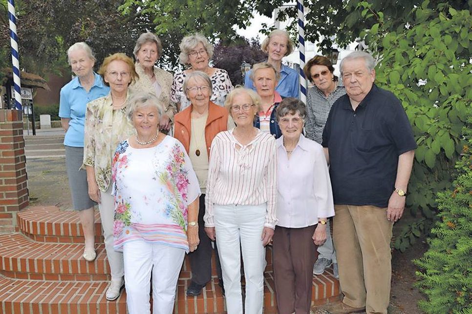 Gruppenfoto beim Klassentreffen 2018: Vor 66 Jahren haben diese zwölf Ex-Schüler die Mittelschule in Scharbeutz verlassen. (Foto: René Kleinschmidt)