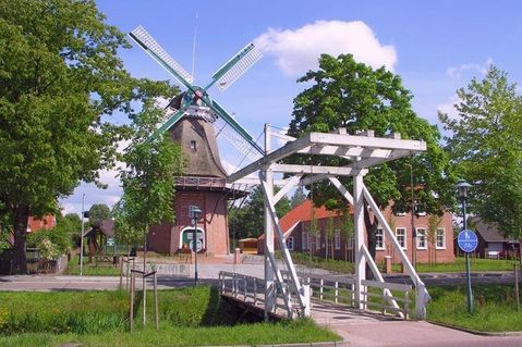 Hahnentanger Mühle und Klappbrücke. (© Ostfriesland Bilddatenbank)