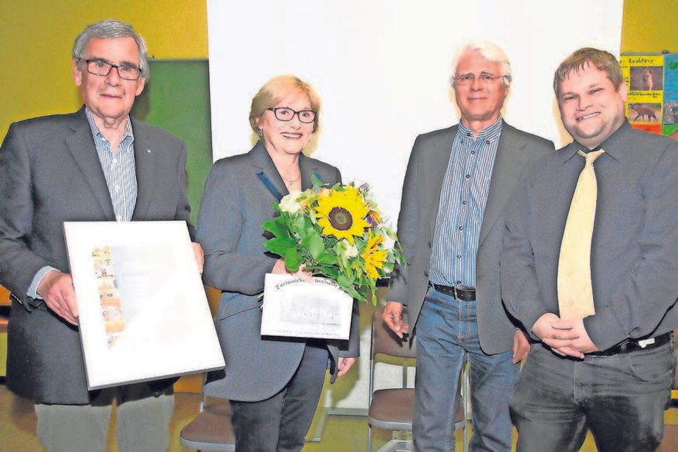 Für 34 Jahre Vereinsvorsitz wurde Hans-Joachim Michaelsen (v. lks.) zum Ehrenvorsitzenden des Fördervereins Dorfmuseum Schönwalde ernannt und erhielt zum Dank zusammen mit Ehefrau Marianne Genuss-Gutscheine für den nächsten Syltaufenthalt. Es gratulierten der 2. Vorsitzende Thomas Utz und Marc Dobkowitz.
