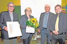 Für 34 Jahre Vereinsvorsitz wurde Hans-Joachim Michaelsen (v. lks.) zum Ehrenvorsitzenden des Fördervereins Dorfmuseum Schönwalde ernannt und erhielt zum Dank zusammen mit Ehefrau Marianne Genuss-Gutscheine für den nächsten Syltaufenthalt. Es gratulierten der 2. Vorsitzende Thomas Utz und Marc Dobkowitz.