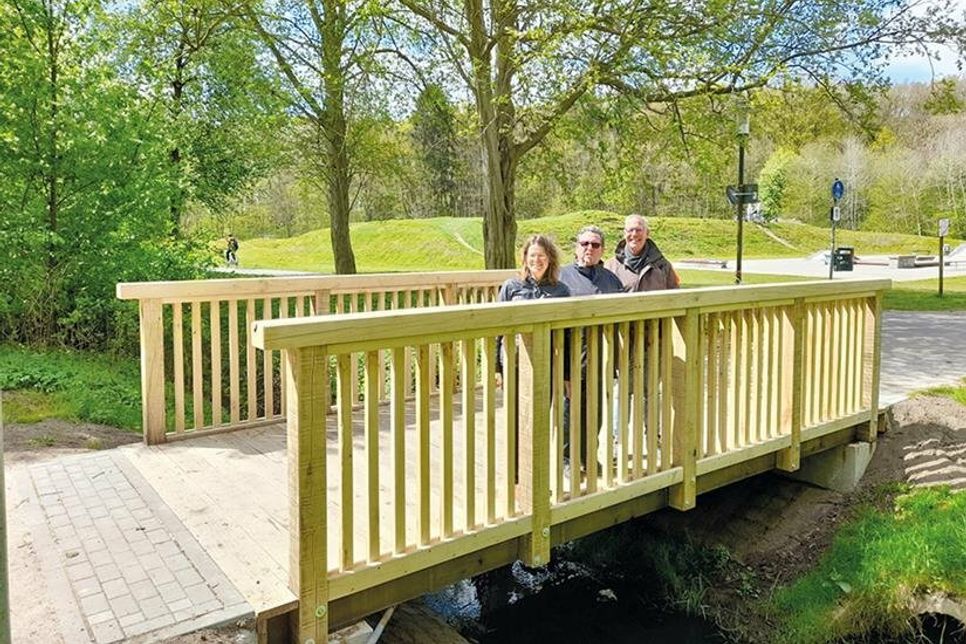 Sahen sich gemeinsam die neue Holzbrücke im Bürgerpark an und waren mit dem Ergebnis sichtlich zufrieden: Bad Schwartaus Bürgermeisterin Dr. Katrin Engeln, Jens Kraft (m.) aus dem Bauamt und Göran Karlberg von der Firma „Benno Meyn“.