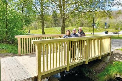 Sahen sich gemeinsam die neue Holzbrücke im Bürgerpark an und waren mit dem Ergebnis sichtlich zufrieden: Bad Schwartaus Bürgermeisterin Dr. Katrin Engeln, Jens Kraft (m.) aus dem Bauamt und Göran Karlberg von der Firma „Benno Meyn“.