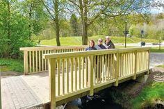 Sahen sich gemeinsam die neue Holzbrücke im Bürgerpark an und waren mit dem Ergebnis sichtlich zufrieden: Bad Schwartaus Bürgermeisterin Dr. Katrin Engeln, Jens Kraft (m.) aus dem Bauamt und Göran Karlberg von der Firma „Benno Meyn“.