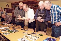 Da werden Erinnerungen wach: Für die Dreharbeiten sichten die Kührener mit Freude alte Fotografien und Karten.