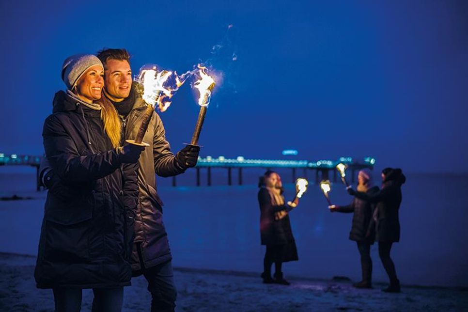 Die Fackelwanderungen in Timmendorfer Strand und Niendorf/Ostsee sind sehr beliebt.