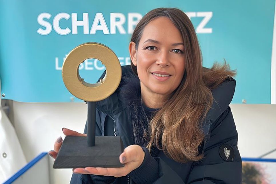 Die Spielleiterin, „Küstenlady“ Donja Bassai, mit der „Goldenen Eis-Daube“, um die Bürgermeisterin Bettina Schäfer und Bürgermeister Sven Partheil-Böhnke mit ihren Teams spielen.