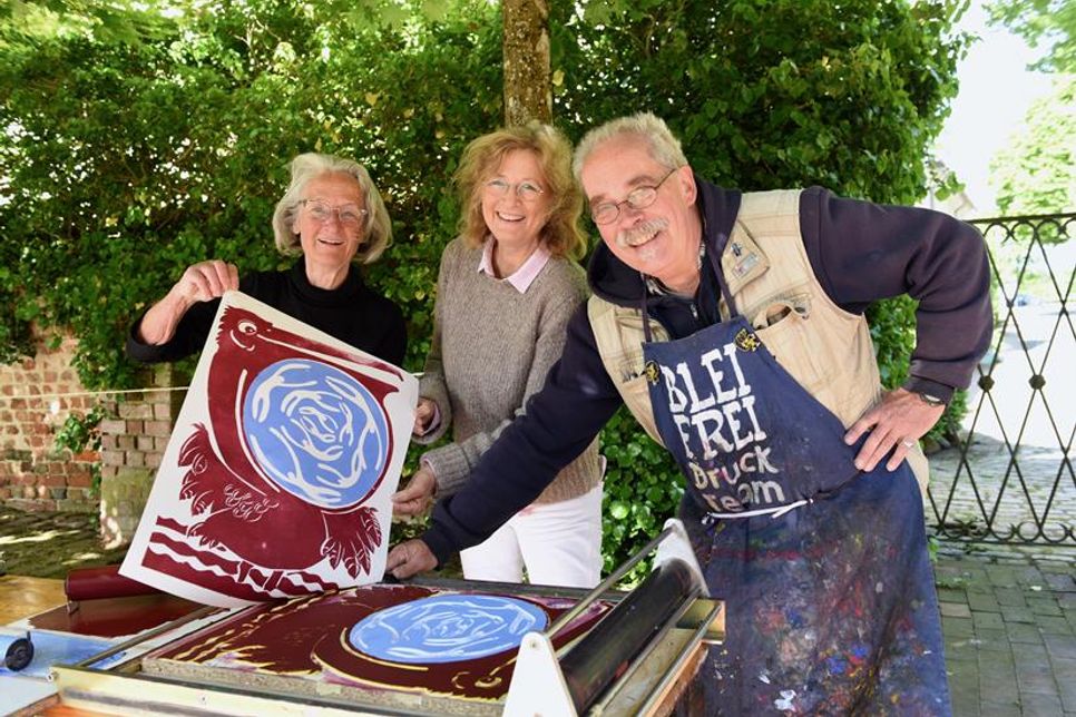 Dorothea Jöllenbeck, Merle Fromberg vom Fachbereich Kirche und Tourismus des Kirchenkreises und Künstler Manfred Blieffert (v. lks.). (Foto: KKOH/Heinen)